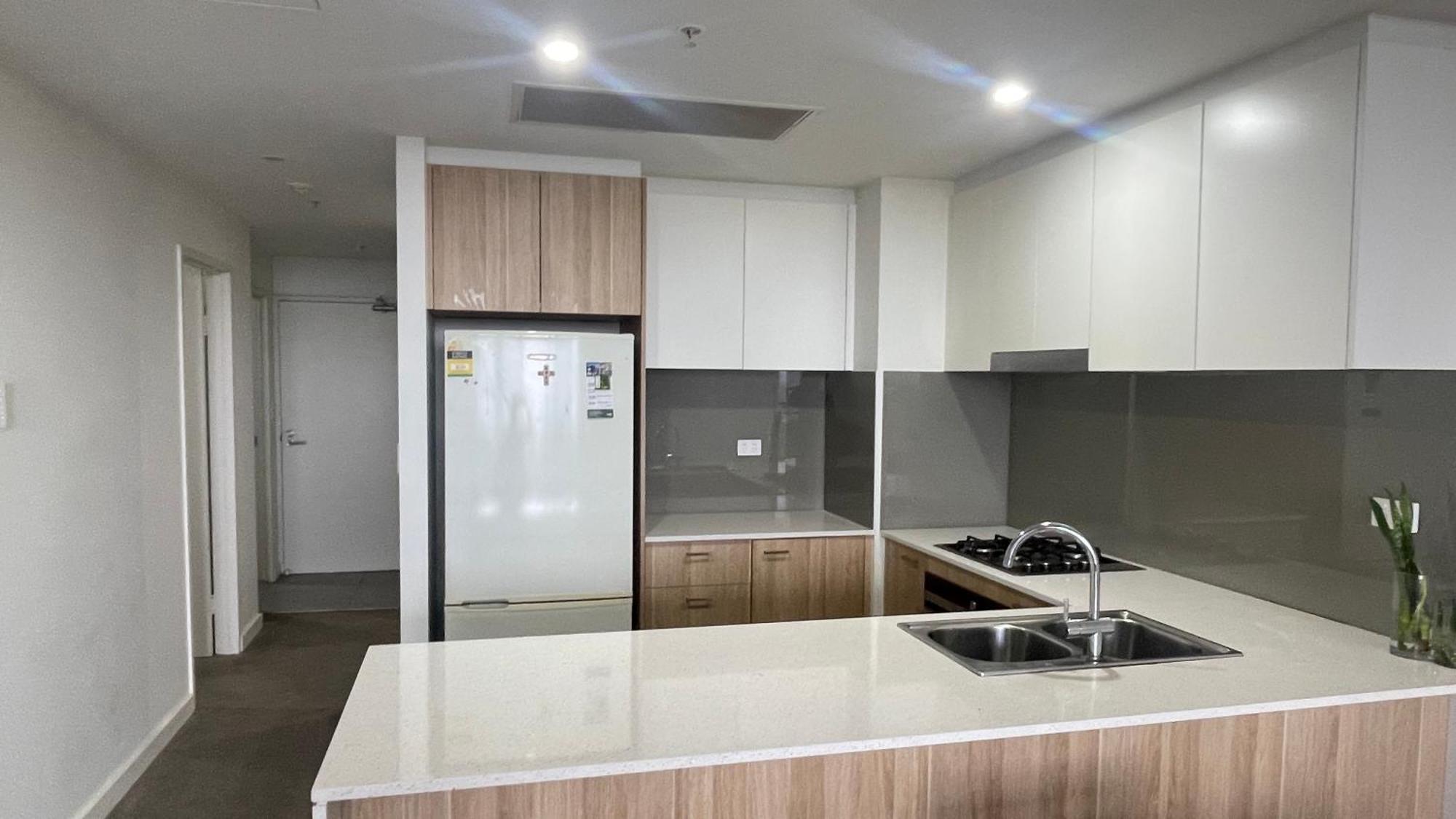 Parramatta New Paint 2b2b High Floor Apt Next To Train And Shopping *