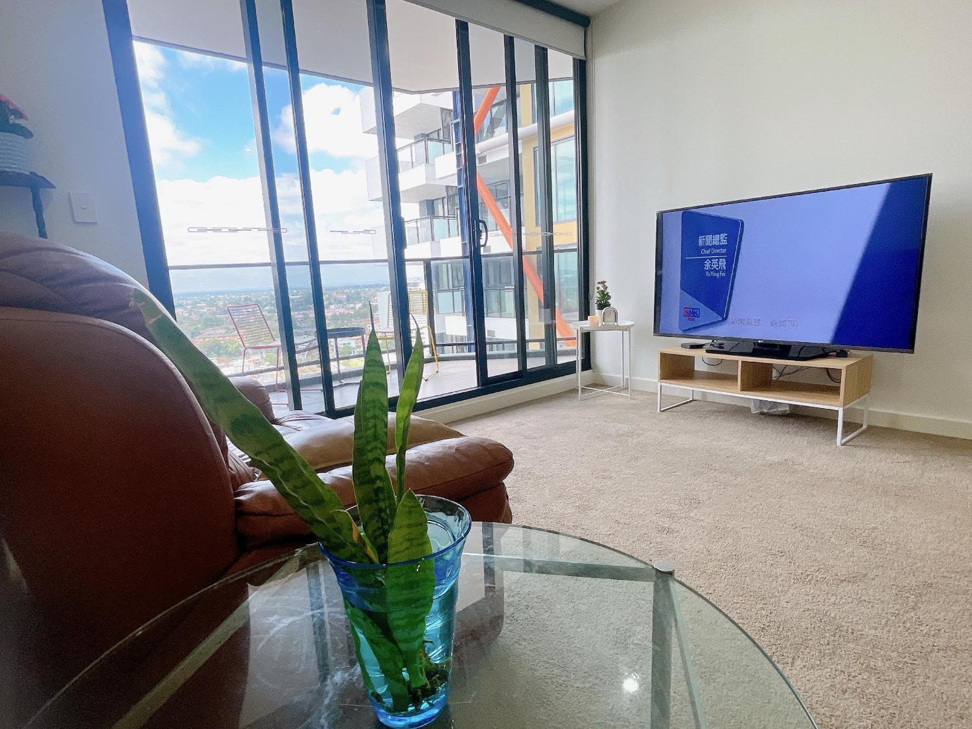 Parramatta New Paint 2b2b High Floor Apt Next To Train And Shopping