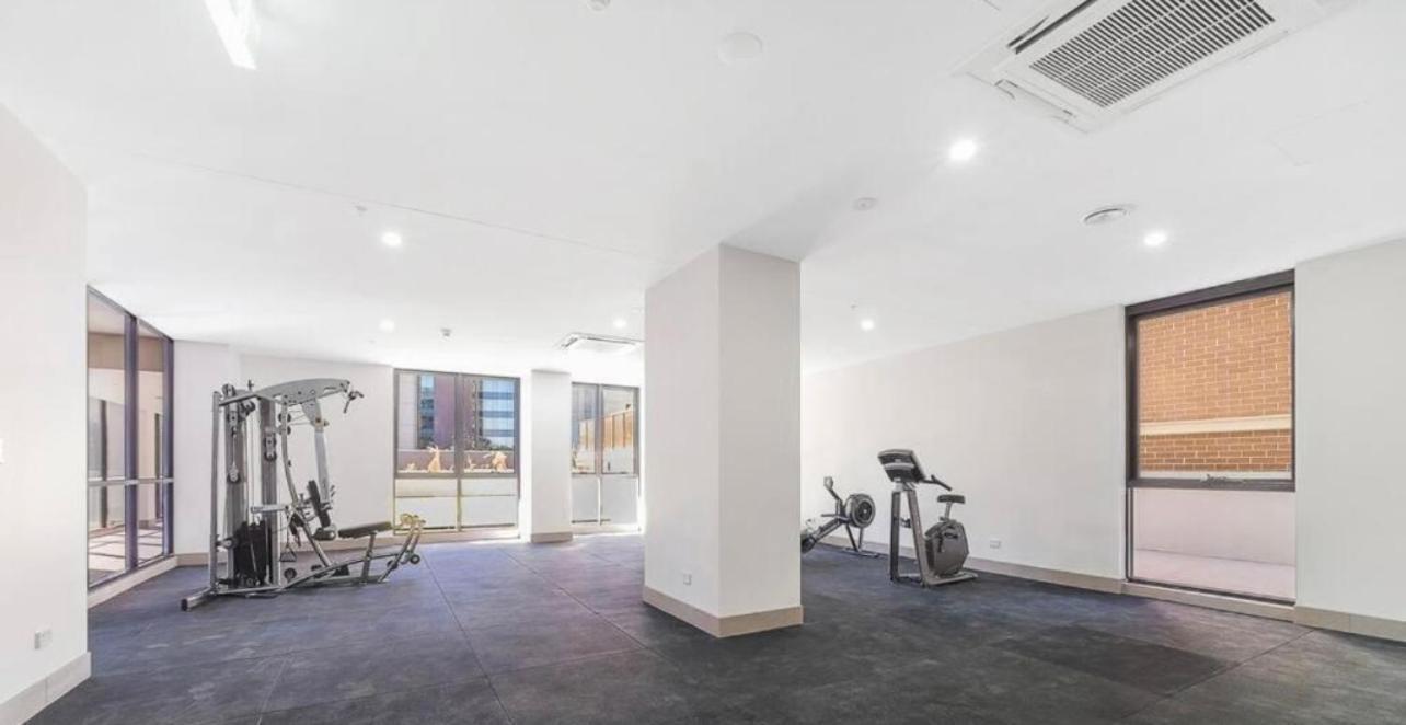 Parramatta New Paint 2b2b High Floor Apt Next To Train And Shopping Apartment *