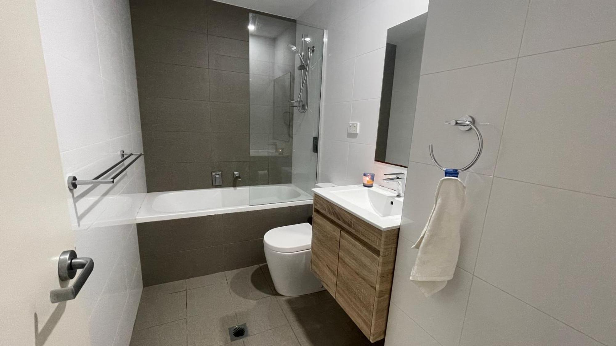 Apartment Parramatta New Paint 2b2b High Floor Apt Next To Train And Shopping Sydney